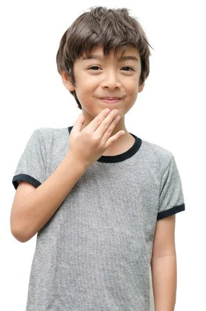 Jeune garçon souriant faisant un signe de la main près de sa bouche