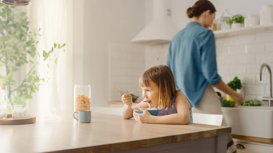 Jeune fille qui mange son déjeuner.