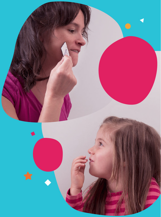 Femme approchant un pictogramme de sa bouche et fillette l'observant, la main sur la bouche