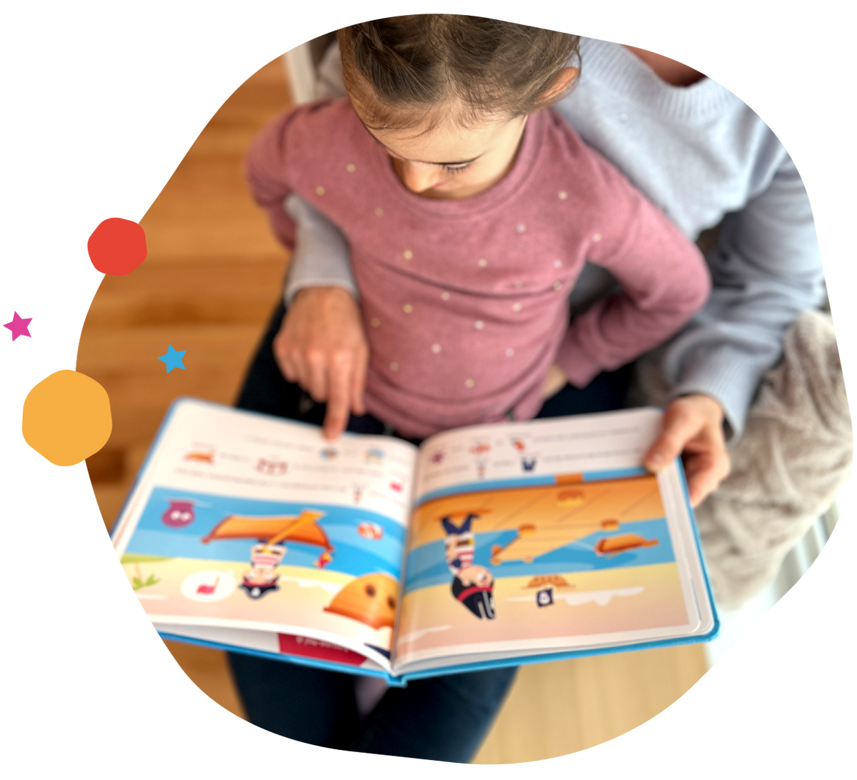Fillette assise avec un adulte pointant une page d'un livre Symbolicone illustré de pirates