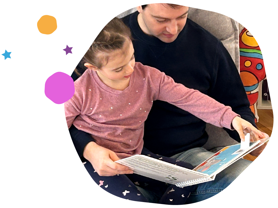 Dad and daughter discovering a Symbolicone Soulève les rabats book together
